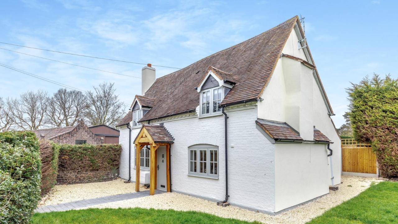 Cedar House Cottage Kingsbury Exterior photo